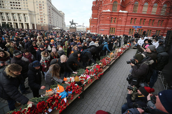 В Москве и Петербурге тысячи людей почтили память погибших в Кемерове