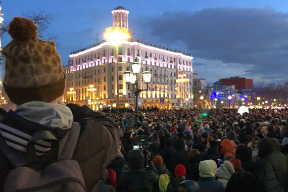 Москвичи зажгли сотни свечей в память о погибших в «Зимней вишне»