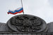 Приспущенный флаг над зданием кемеровской администрации. В области объявлен трехдневный траур