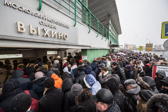 На станции метро «Выхино» несколько дней гигантские очереди на вход