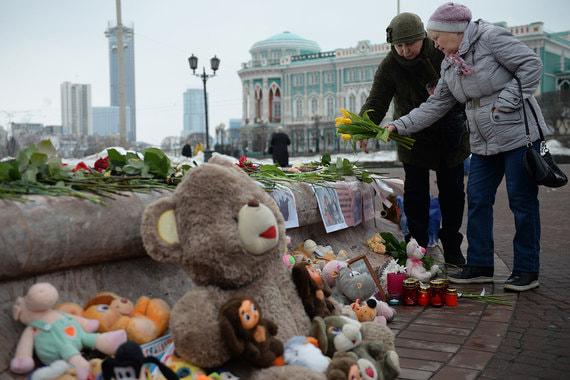 В российских городах возникли стихийные мемориалы в память о погибших в Кемерове
