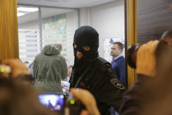 В последние годы обыски стали важным элементом кампаний против не только политических оппонентов, но и представителей власти, говорится в докладе «Международной Агоры»