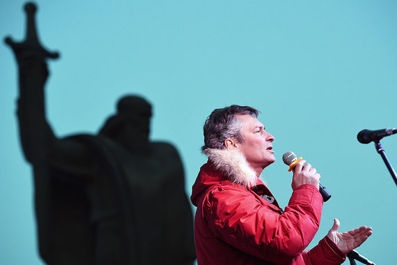 Мэр Екатеринбурга Евгений Ройзман на площади Обороны во время митинга против отмены прямых выборов главы города