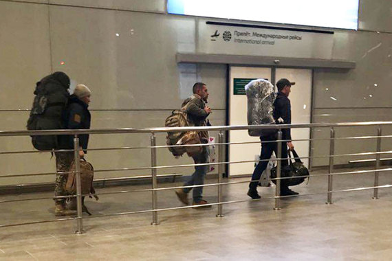 Неизвестные мужчины в камуфляже в аэропорту «Платов»