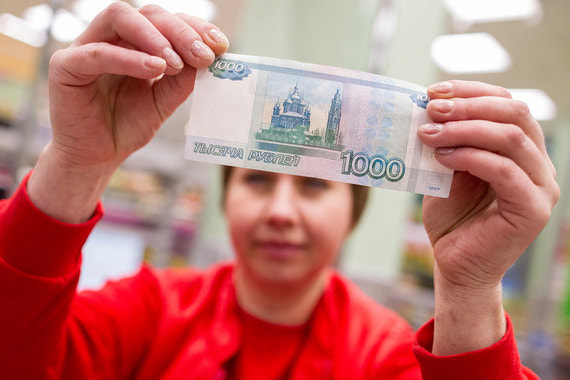 Россияне потратили прибавку к зарплате по майским указам Путина на погашение долгов