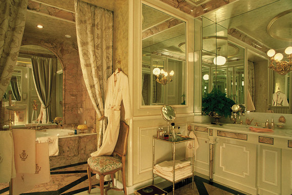 На момент открытия в 1898 г. Ritz Paris был первым отелем в мире, в котором ванной был оборудован каждый номер. Ванным комнатам и сейчас уделили особое внимание, оборудовав их подогреваемым полом, двумя раковинами и самыми продвинутыми душевыми кабинами