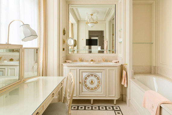 На момент открытия в 1898 г. Ritz Paris был первым отелем в мире, в котором ванной был оборудован каждый номер. Ванным комнатам и сейчас уделили особое внимание, оборудовав их подогреваемым полом, двумя раковинами и самыми продвинутыми душевыми кабинами