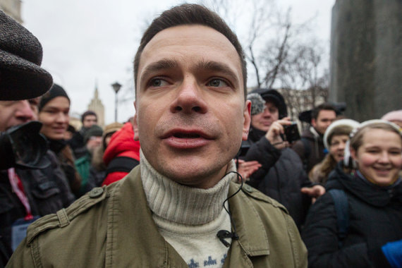Навальный Яшина поддержал, заявив, что тот «значительно популярнее» Гудкова, но пообещал поддержать любого кандидата, выигравшего праймериз