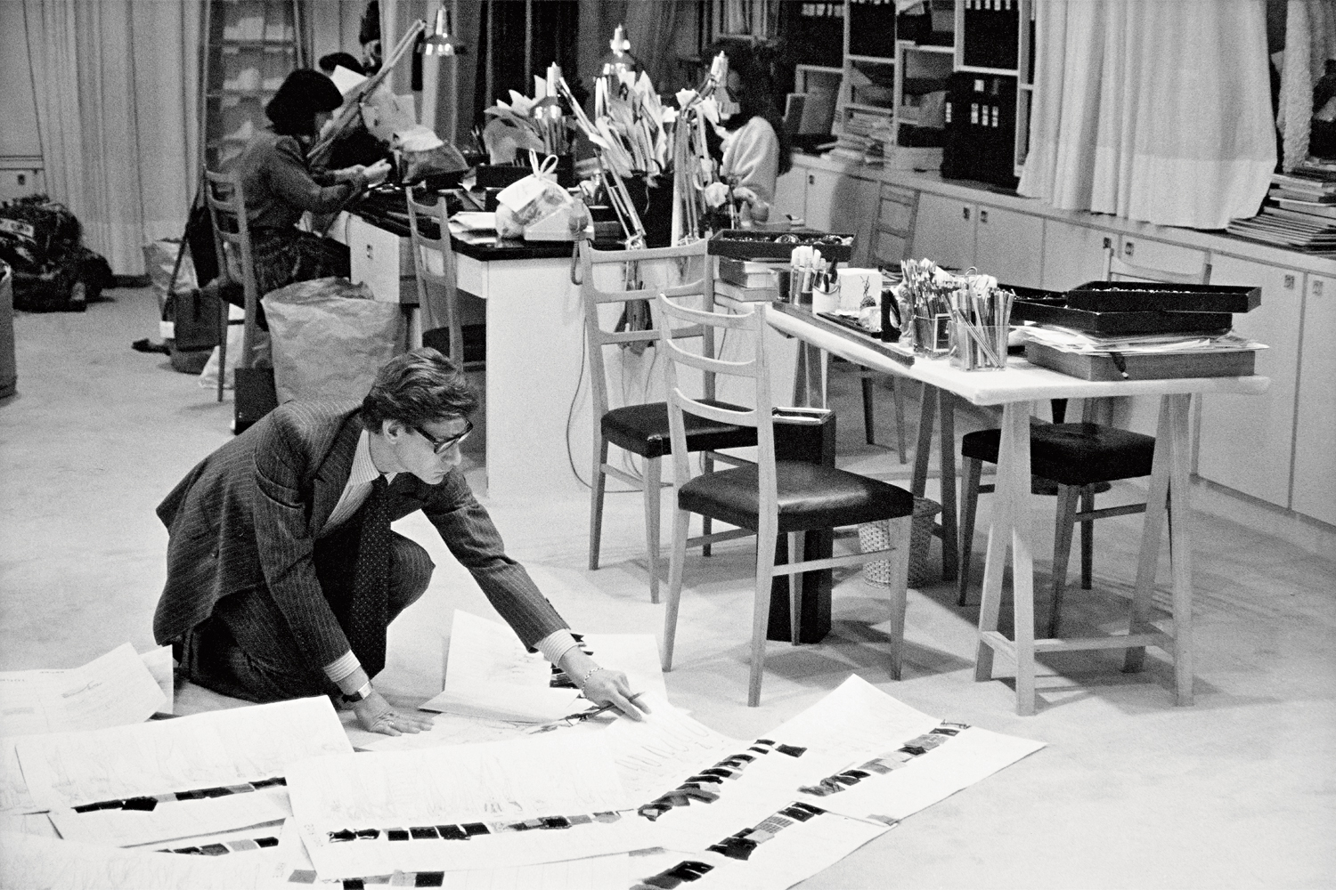 Ив Сен-Лоран за работой в своей мастерской на авеню Марсо (1986 г.)