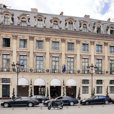 Ritz Paris, один из самых знаменитых отелей мира, открылся в 1898 г. К основному зданию на Вандомской площади дважды присоединяли соседние, отель перестраивался внутри. Но фасад здания датируется 1686 г., когда особняк по заказу Людовика XIV возвел архитектор Жюль Ардэуен-Мансар