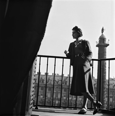 До реновации в Ritz Paris было 106 номеров и 56 люксов, окна 12 из них выходили на Вандомскую площадь. Сейчас в отеле 142 номера – 71 обычный и 71 люкс. На фото: Габриэль Шанель на балконе отеля; люкс «Мансарда», расположенный на верхнем этаже, 2017 г.