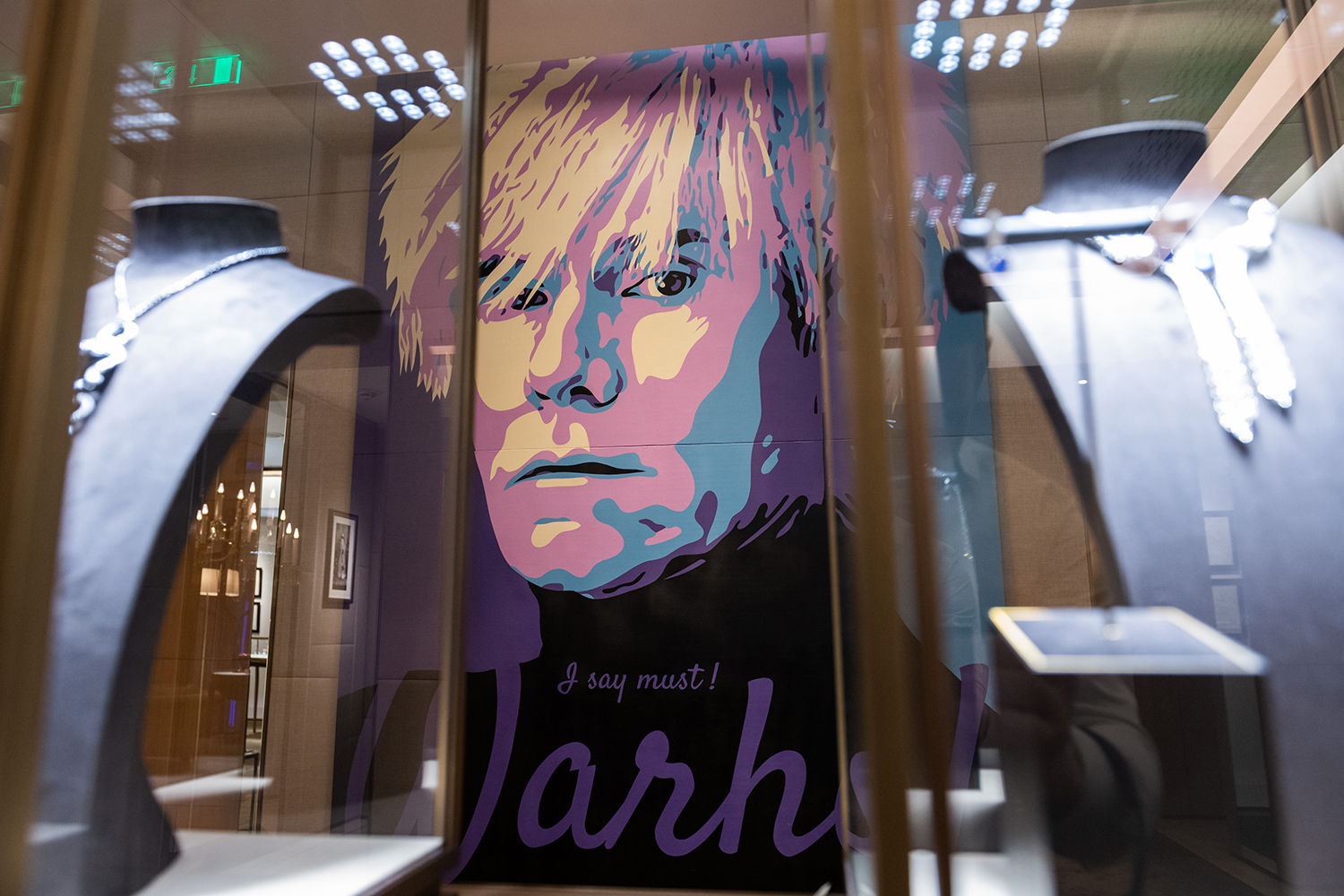 Отец-основатель Поп-арта Энди Уорхолл был поклонником искусства Cartier и стал героем картины художника Артура Newman-а