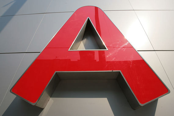 Альфа-банк прекратит сотрудничать с оборонными предприятиями из-за санкций