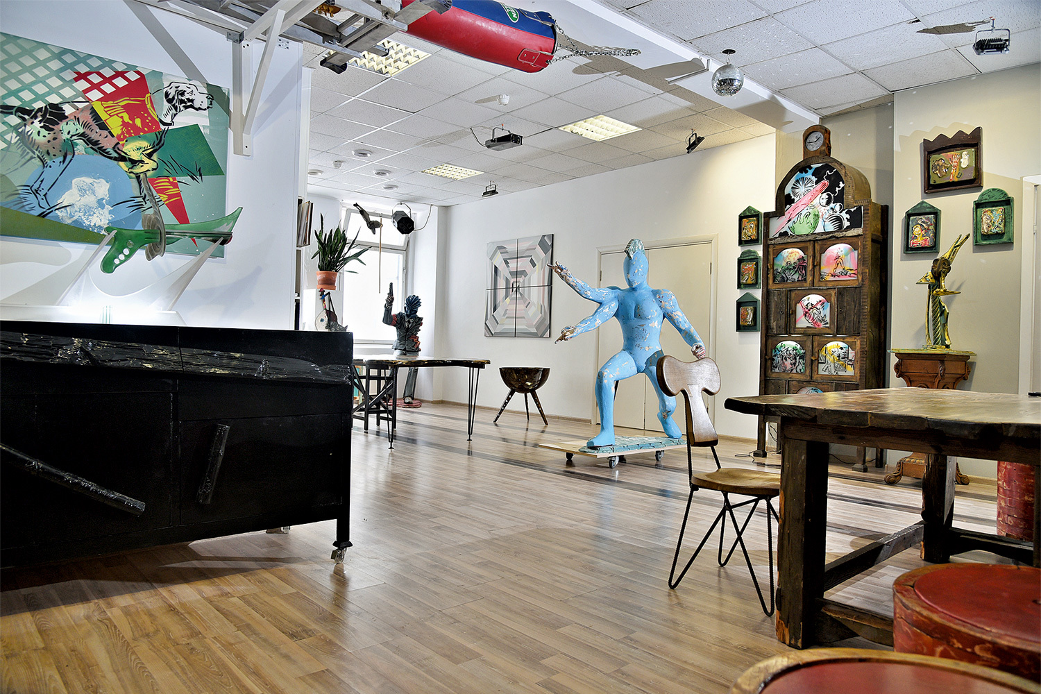 В новой мастерской художников Гоши Острецова и Людмилы Константиновой гостиная с временной экспозицией