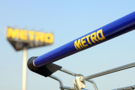 Metro ждет, что уменьшение цен для оптовиков ненадолго снизит прибыль его российского подразделения. «Но в долгосрочной перспективе новая ценовая механика благоприятно скажется на трафике и среднем чеке», – уверен представитель сети