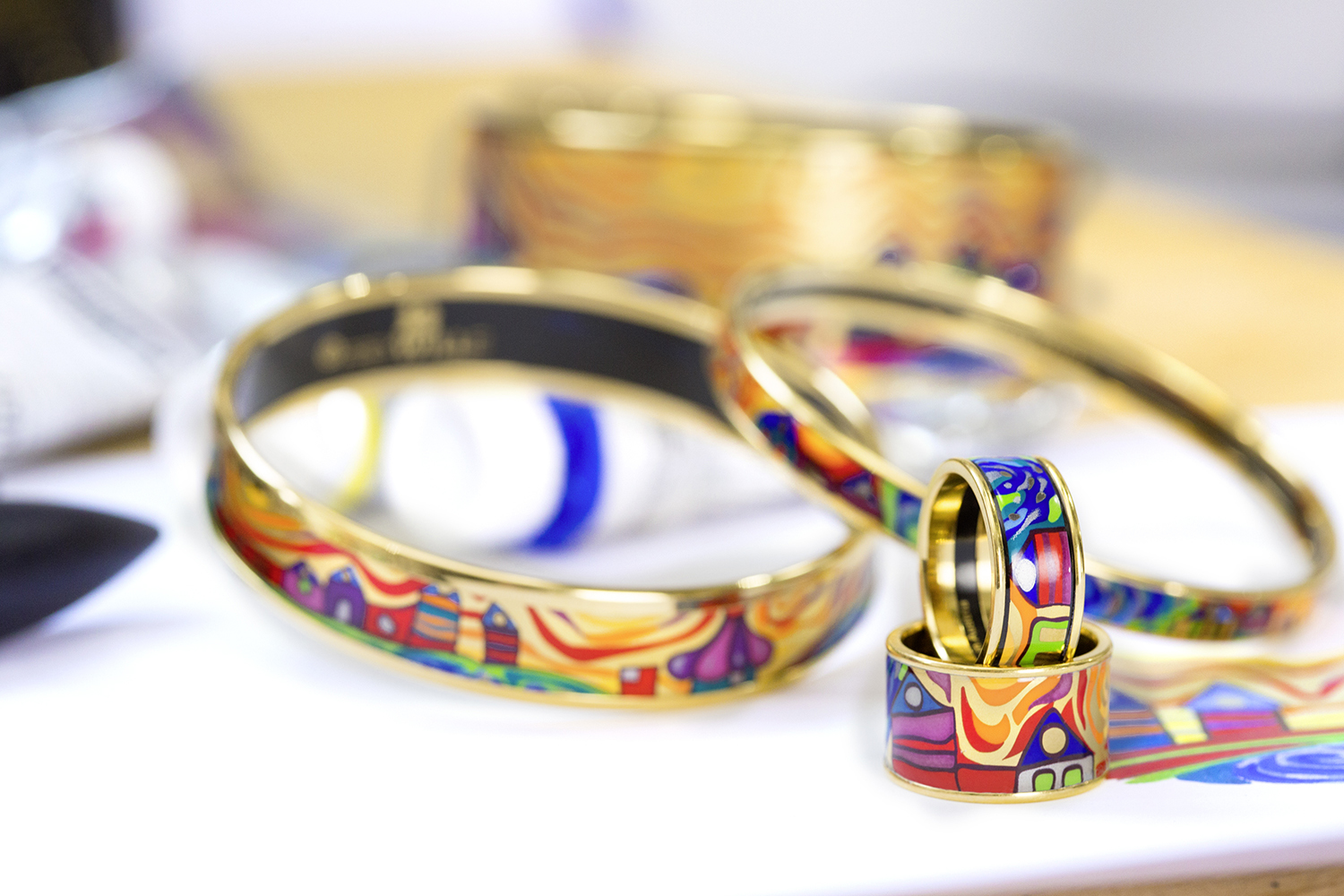 Композиции из эмали по мотивам знаменитых художественных произведений делают украшения FREYWILLE особенными объектами ювелирного искусства