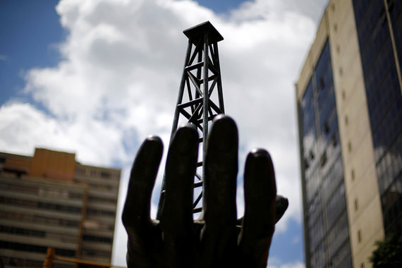 Нефтяные вышки (на фото – скульптура рядом со зданием госкомпании PDVSA в Каракасе) приносят Венесуэле все меньше и меньше денег