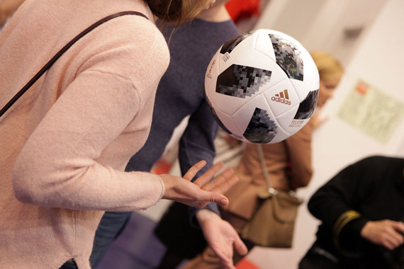 Adidas будет продавать лицензионную продукцию на всех 12 стадионах чемпионата мира по футболу, а также на 11 площадках фестиваля болельщиков (в фан-зонах), рассказал представитель FIFA