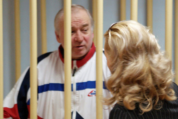 В России Скрипаля обвиняли в шпионаже. В 2010 г. он получил убежище в Великобритании после «шпионского обмена» между США и Россией