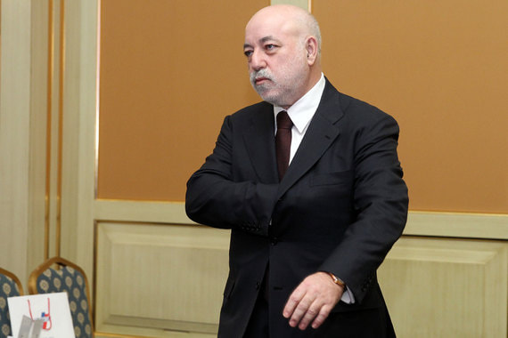 Стоимость пакетов, переданных менеджерам и партнерам Вексельберга по «Ренове», можно оценить в $250 млн.
