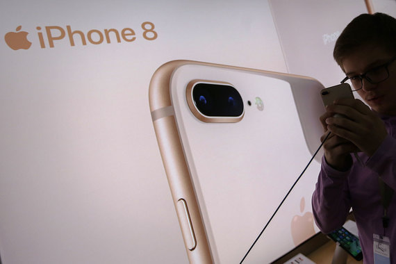 Рост доли рынка Apple связан с выгодными условиями рассрочки на покупку iPhone, передала «Ведомостям» коммерческий директор «Связного» Дагмара Иванова