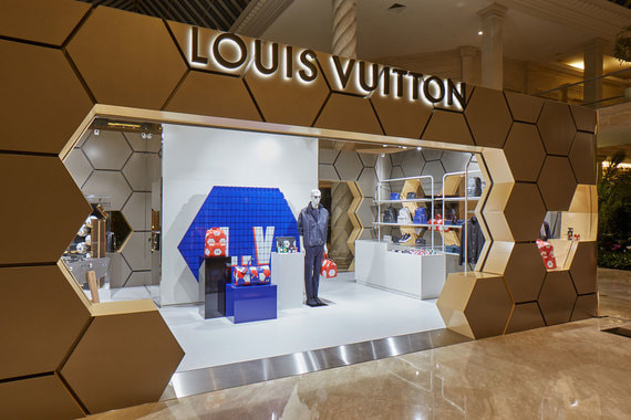 В «Крокус сити молле» к чемпионату мира открыли временный магазин Louis Vuitton, где представлена капсульная коллекция к чемпионату, а также специальный сундук с мячами чемпионов разных лет