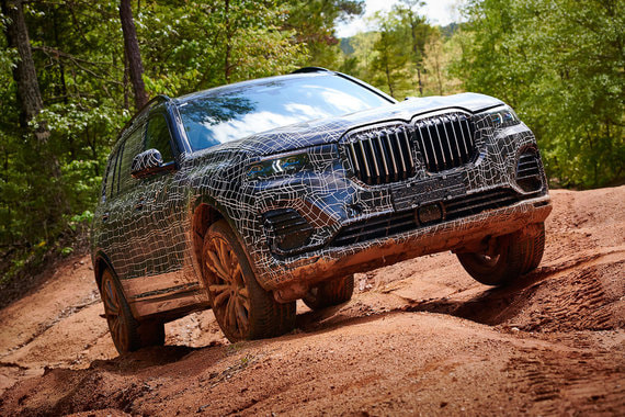 Кроссовер BMW X7 способен двигаться по бездорожью благодаря большому дорожному просвету, кротким свесам и полному приводу со специальными режимами настроек