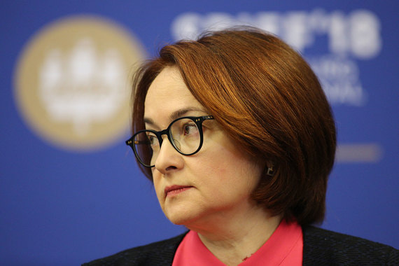 Резкое удорожание бензина может повысить общую инфляцию на 0,2-0,4 п. п., предупредила Набиуллина (на фото)