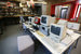 Всего в музее около 30 компьютеров. В правом нижнем углу – Macintosh серии LC. LC – последняя серия компьютеров Macintosh, созданная Apple перед вторым приходом в компанию Стива Джобса: он был фактически изгнан из компании в 1985 г., а вернулся в 1997-м