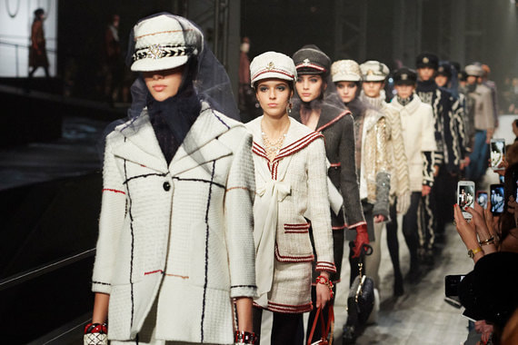 Финальный выход моделей на московском показе Métiers d’art Paris-Hamburg 2017/18
