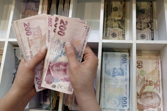 С начала года курс лиры ослабел к доллару США более чем на 15% из-за опасений по поводу перегрева турецкой экономики
