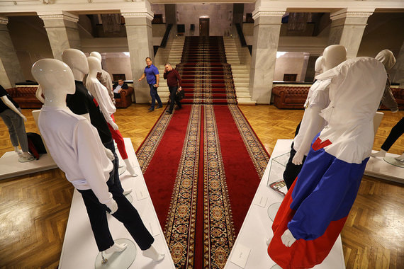 Выставка «дизайнеров-патриотов» в коридоре Госдумы