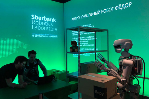 Акционерам Сбербанка показали антропоморфного робота Федора, он умеет переставлять коробки