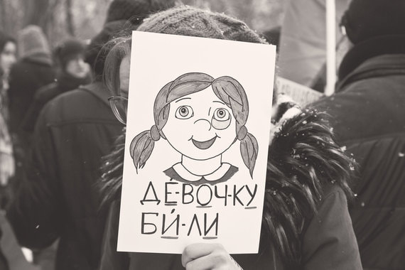 Около 8% совершеннолетних российских граждан в опросе сообщили, что были жертвами преступлений за последние 12 месяцев, при этом треть из них – неоднократно
