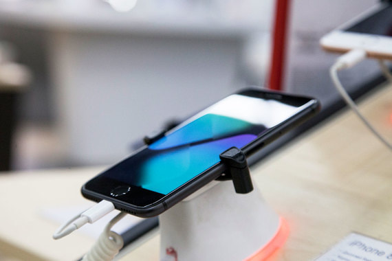 В новой линейке iPhone две из трех моделей должны быть оснащены OLED-экранами, говорят знакомые с планами Apple люди