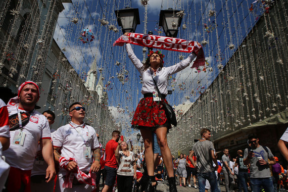Польские болельщики распевают песни в центре Москвы