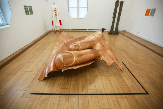Инсталляция Дань Во «Мы, люди» (2011) из коллекции KADIST представляет собой фрагмент точной копии Статуи Свободы