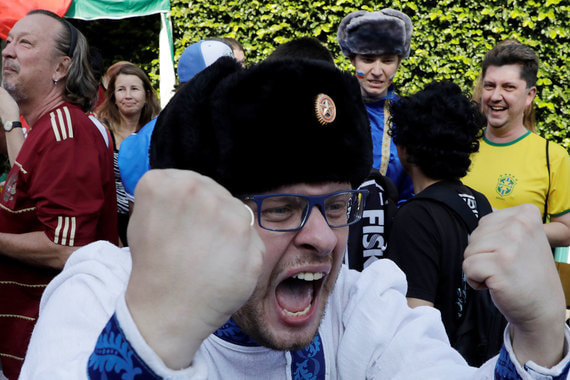 Ликующие российские болельщики празднуют историческую победу