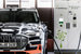 e-tron приспособлен для зарядки током мощностью 150 кВт, что существенно ускорит его быструю дозарядку