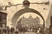 Начало 1900-х гг. Вид на Лубянскую площадь через Владимирские проломные ворота с Никольской. Ворота были построены в одно время с Китайгородской стеной в 1534—1538 гг., а снесены – в 1934 г.