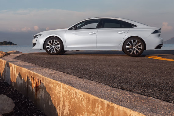 Силуэт фастбэка Peugeot 508 хорош – длинный капот, кабина смещена назад, автомобиль смотрится широким, низко посаженным, особенно с большими колесами на 19-дюймовых дисках