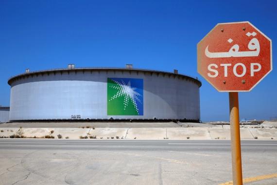 Саудовские чиновники, руководители Saudi Aramco и приглашенные консультанты теперь считают, что размещение акций на крупных биржах в Нью-Йорке, Лондоне или Гонконге сопряжено со слишком серьезными юридическими рисками