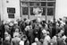 Улица 25-го октября. 1961 г. Жители Москвы собрались перед входом в редакцию «Фотохроника ТАСС», которая освещала первый полет в космос Юрия Гагарина