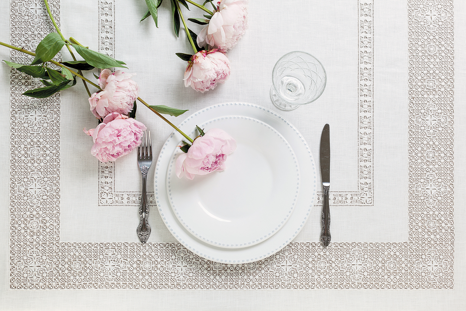 «Крестецкая строчка» – уникальный и очень сложный вид сквозной вышивки, которым не владеют больше нигде – ни в России, ни в Европе