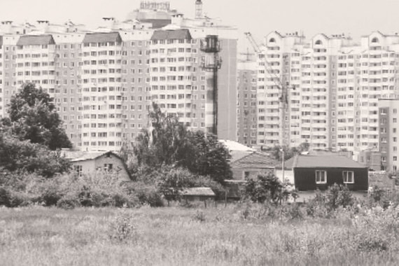 Высотки на окраинах больших городов выросли посреди полей и старой частной одноэтажной застройки