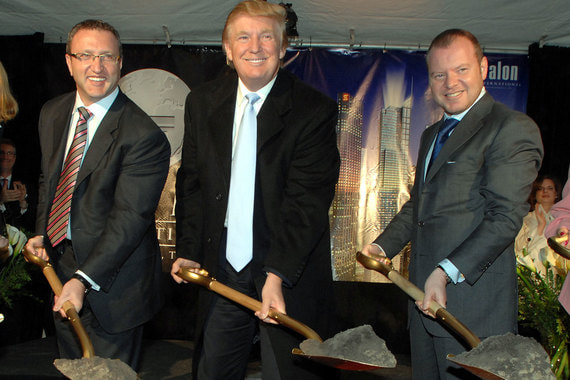 Дональд Трамп и Алекс Шнайдер (справа) на церемонии закладки Trump Toronto в 2007 году
