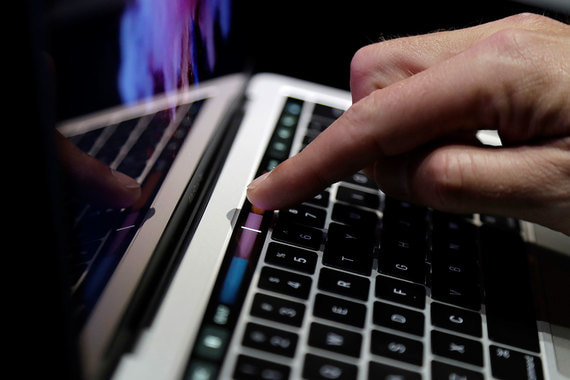 Речь идет об обновлении устройств только с панелью Touch Bar, содержимое которой меняется в зависимости от выбранного приложения