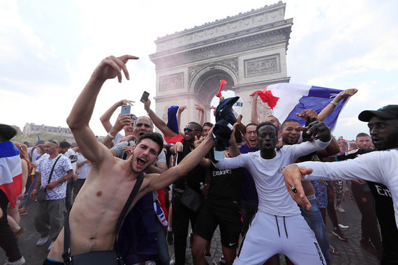 Французы празднуют победу на чемпионате мира по футболу