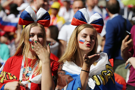 Женщинами, заболевшими футболом На матчах чемпионата мира россияне с большим удивлением для себя обнаружили огромное количество болельщиц из самых разных стран. С удивлением – потому что в России столько женщин на футбол не ходит. А на чемпионате мира, по данным Ассоциации туроператоров России, женщины купили четверть всех билетов. Эффектные и темпераментные болельщицы с разных континентов сделали ещё более зажигательной атмосферу вокруг стадионов и на трибунах и украсили собой телетрансляции. И россиянки поддались этому порыву и тоже заболели футболом (чему способствовало и успешное выступление нашей сборной): трансляции матчей на время вытеснили Instagram, в женских чатах стали обсуждать результаты и правила игры, и, конечно, появился повод примерить бело-сине-красные наряды!
