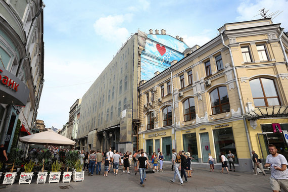 В разное время в здании пассажа купца Константина Попова (в центре) размещались телефонная станция, банк, библиотека, Госстрах СССР и проч.